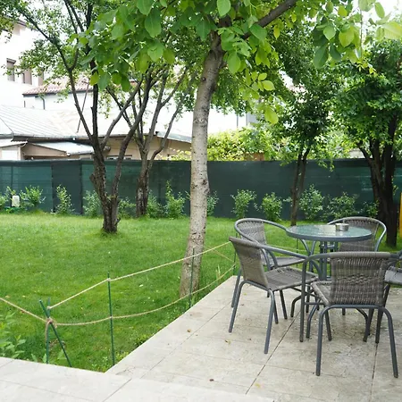 Готель Garden *